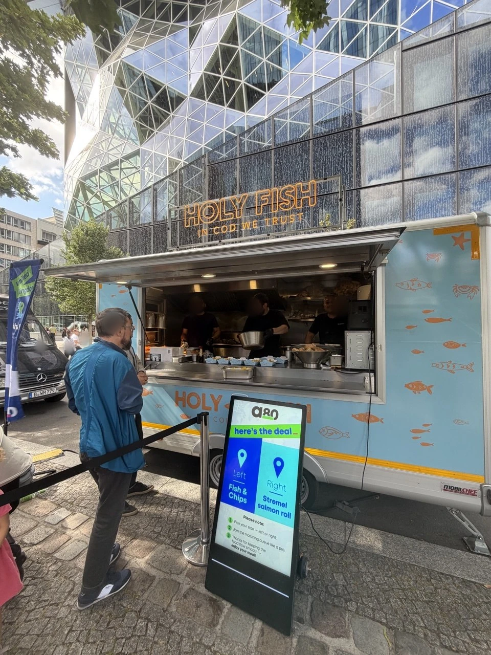 Holy Fish Catering bei der OMR mit Team im Trailer; sichtbare Gesichter sind aus Datenschutzgründen anonymisiert