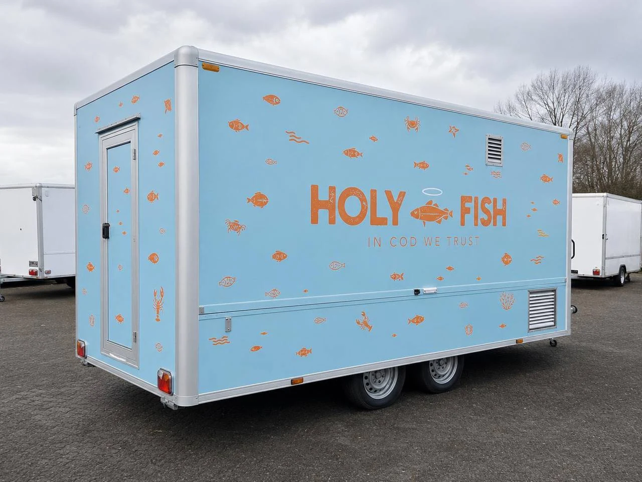 Hellblauer Holy Fish Trailer mit großem Logo und orangefarbenen Fischmotiven